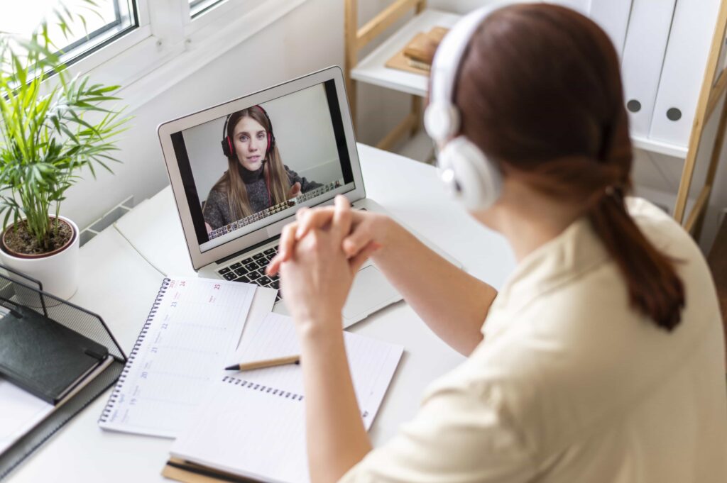 alumna tomando una entrevista online